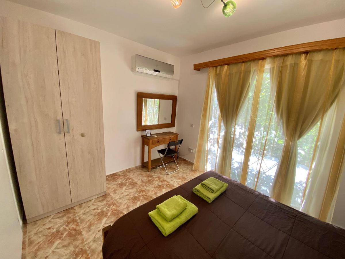 Moutallos Rooms Inn Homes Paphos Bagian luar foto